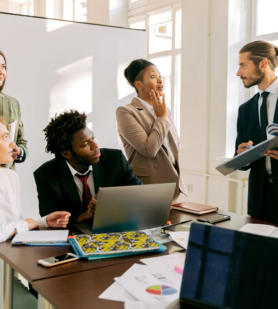 Réunion de travail entre dirigeants et conseillers